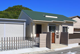 農業用倉庫を兼ね備えた高断熱な農家住宅